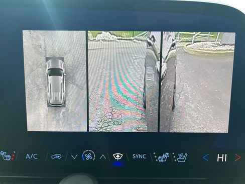 Used 2025 Chevrolet Traverse RS image 35