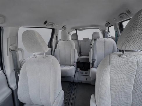 Used 2013 Toyota Sienna LE FWD image 8