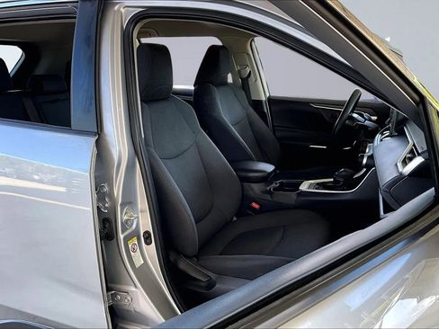 Used 2019 Toyota RAV4 LE FWD image 25