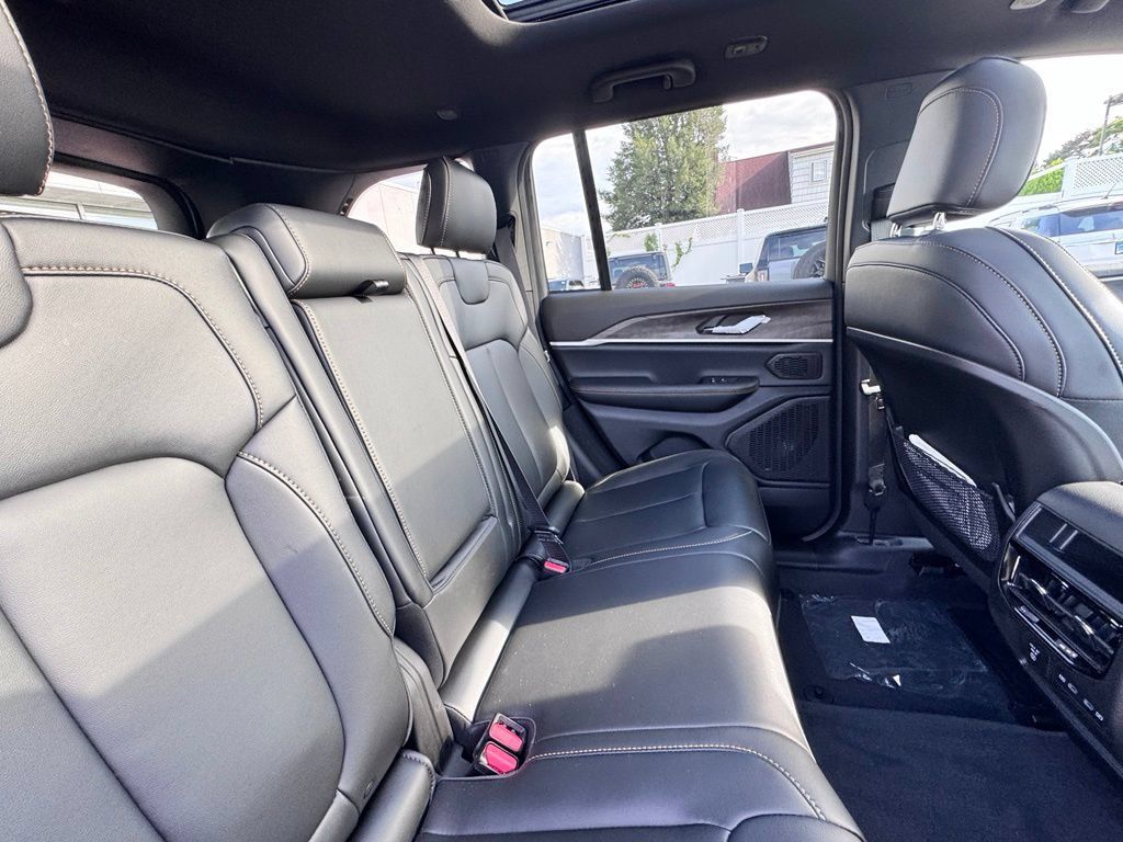 Used 2026 Jeep Grand Cherokee Limited AWD/4WD image 22