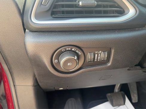 Used 2020 Chrysler Pacifica Touring-L FWD image 16