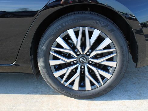 Used 2025 Nissan Altima 2.5 SV image 12