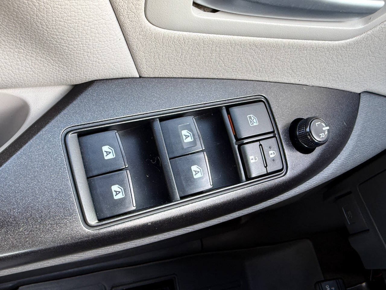 Used 2017 Toyota Sienna LE FWD image 38