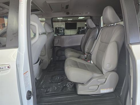 Used 2017 Toyota Sienna XLE image 10