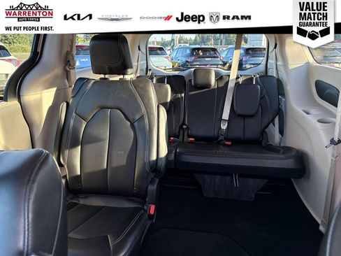 Used 2024 Chrysler Pacifica Touring-L FWD image 17