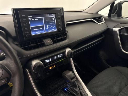 Used 2019 Toyota RAV4 LE FWD image 40