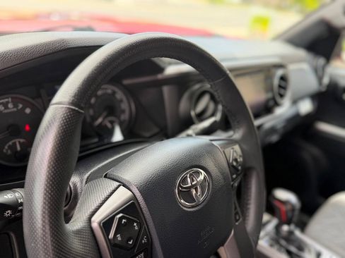 Used 2018 Toyota Tacoma TRD Off-Road w/ Technology Package AWD/4WD image 13