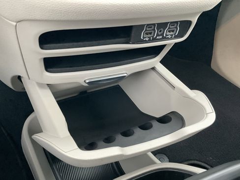 Used 2024 Chrysler Pacifica Select image 17