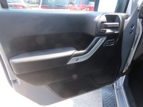 Used 2013 Jeep Wrangler Unlimited Sahara w/ Connectivity Group AWD/4WD image 22
