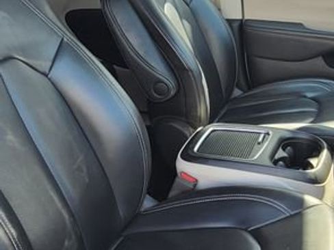 Used 2023 Chrysler Pacifica Touring-L FWD image 10