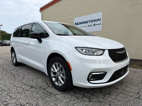 Used 2026 Chrysler Pacifica Select AWD/4WD image 1