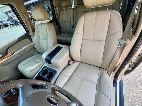 Used 2009 Chevrolet Suburban LT image 11