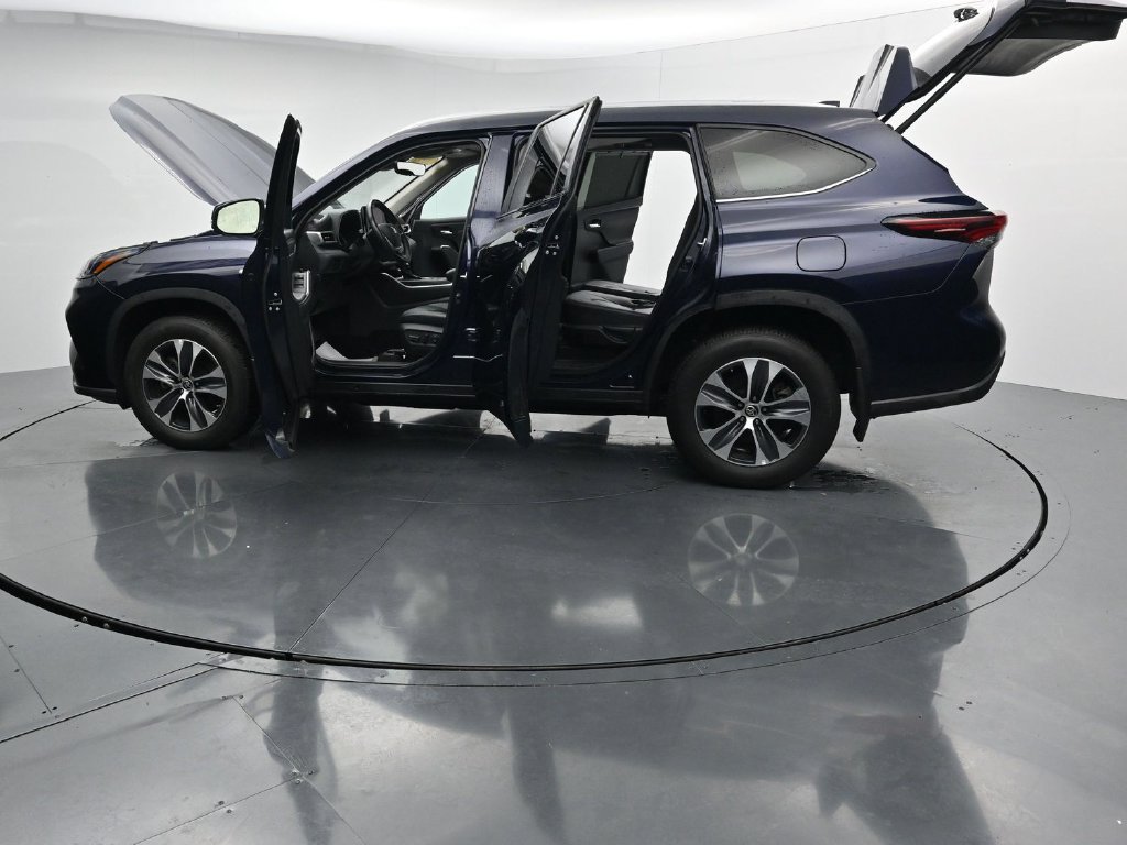 Used 2024 Toyota Highlander XLE AWD/4WD image 45