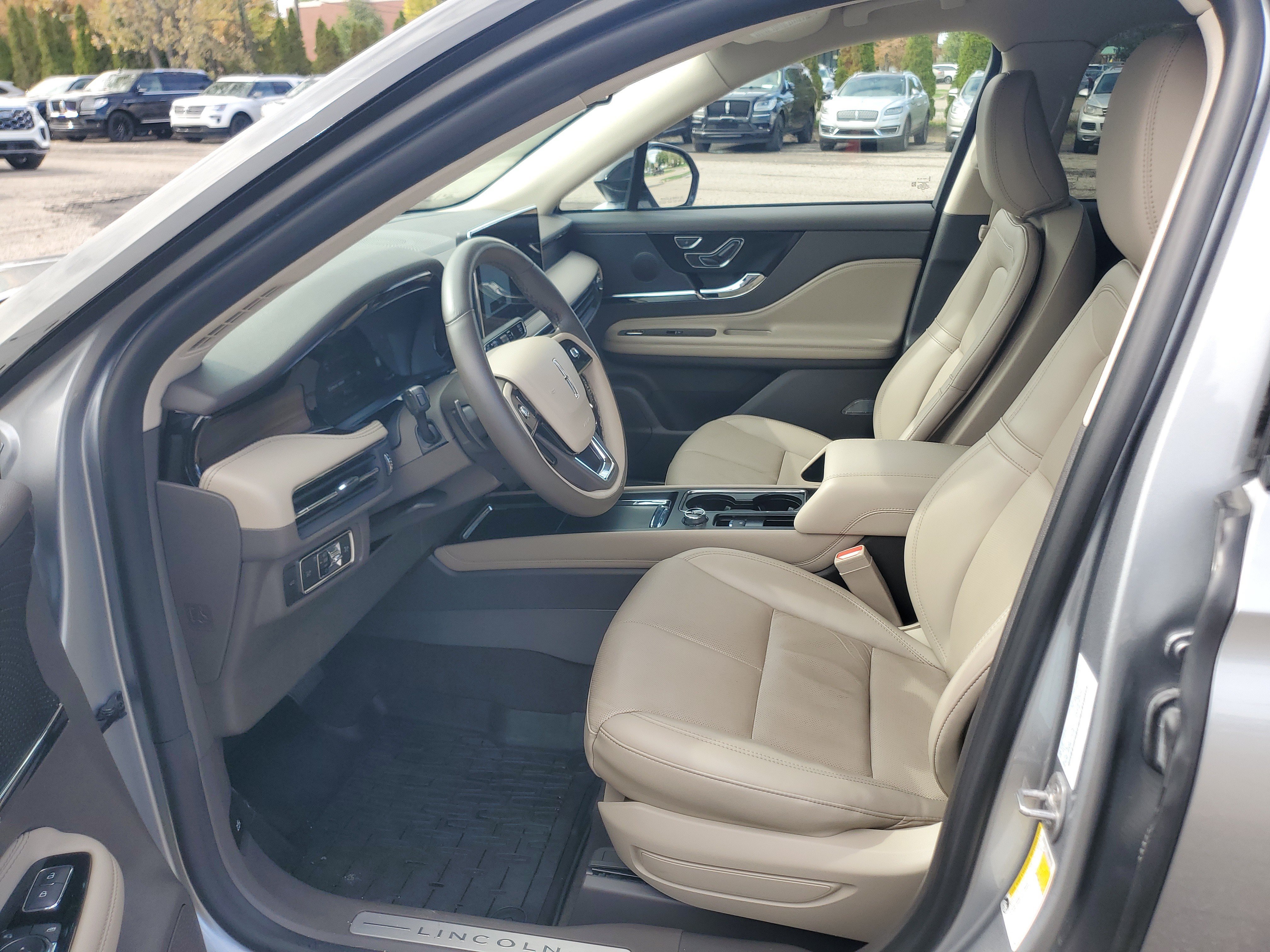 Certified 2024 Lincoln Corsair Reserve w/ Jet Appearance Package AWD/4WD image 12
