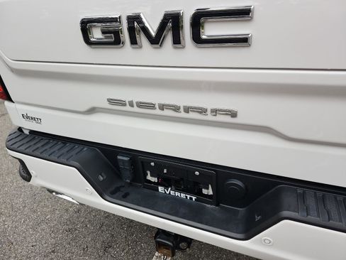 Used 2024 GMC Sierra 1500 AT4 w/ Technology Package AWD/4WD image 4