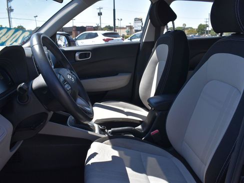 Used 2025 Hyundai Venue SEL FWD image 19