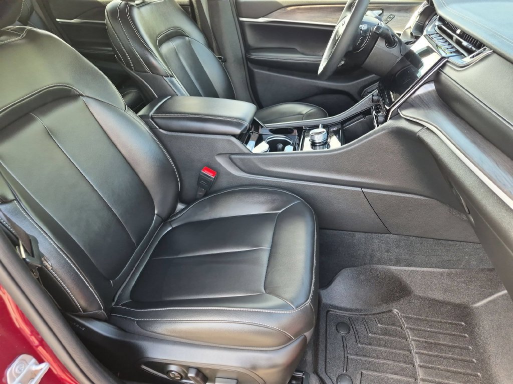 Used 2023 Jeep Grand Cherokee Limited AWD/4WD image 22