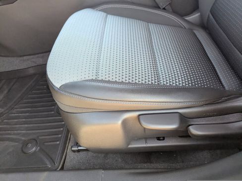 Certified 2025 Chevrolet Trax LT image 29