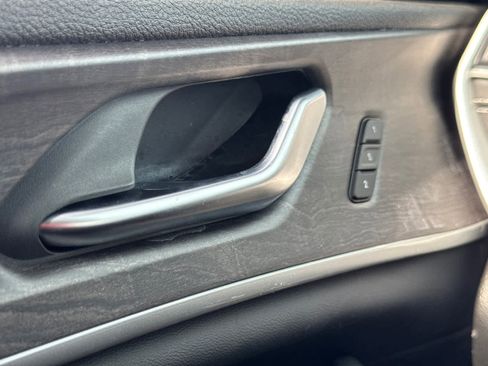 Used 2023 Jeep Grand Cherokee Limited w/ Luxury Tech Group II image 24