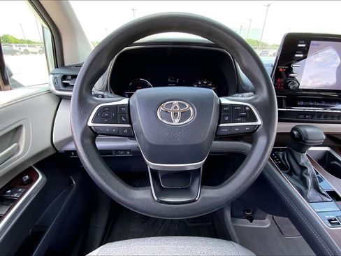 Used 2021 Toyota Sienna LE FWD image 6