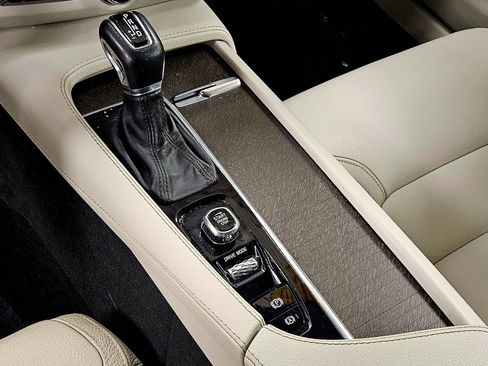 Used 2020 Volvo V90 T6 Cross Country image 41