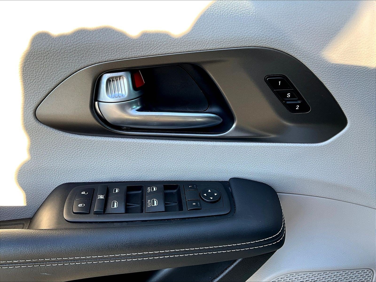 Used 2024 Chrysler Pacifica Touring-L FWD image 35