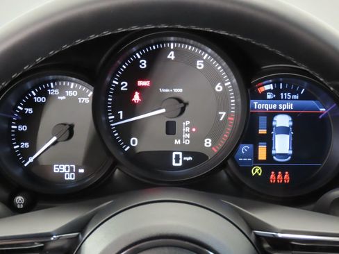 Certified 2026 Porsche Macan AWD/4WD image 17