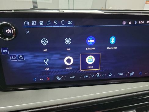 Used 2024 Chevrolet Traverse LT image 40