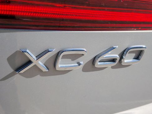 Used 2025 Volvo XC60 B5 Plus image 13