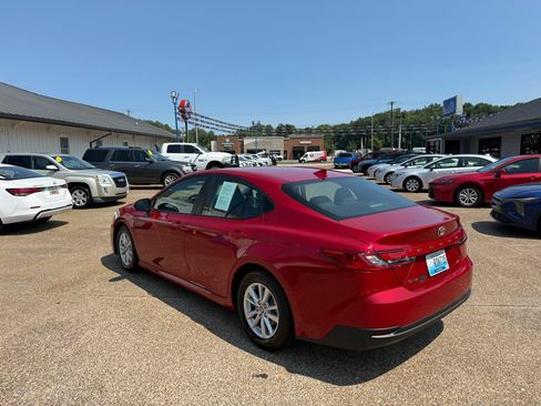 Used 2025 Toyota Camry LE w/ Convenience Package FWD image 4