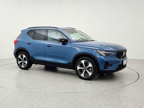 Used 2023 Volvo XC40 B5 Plus w/ Climate Package AWD/4WD image 3