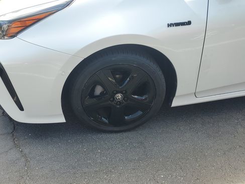 Certified 2021 Toyota Prius FWD image 4