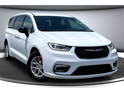 Used 2024 Chrysler Pacifica Touring-L FWD image 13