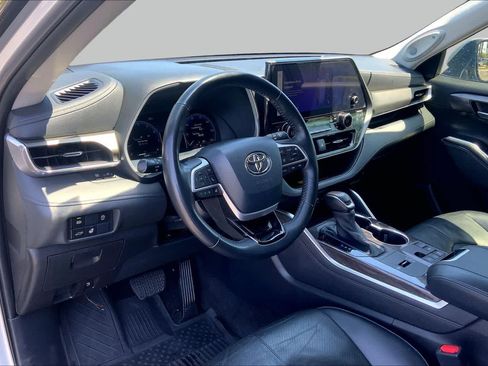 Used 2023 Toyota Highlander Limited FWD image 17