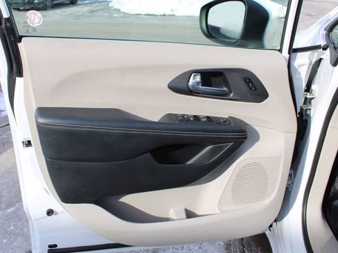 Used 2023 Chrysler Pacifica Touring-L image 17