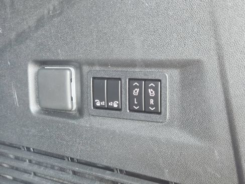 Used 2021 GMC Yukon SLT w/ Rear Media and Nav Package AWD/4WD image 19