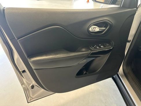 Used 2021 Jeep Cherokee Latitude Plus FWD image 28