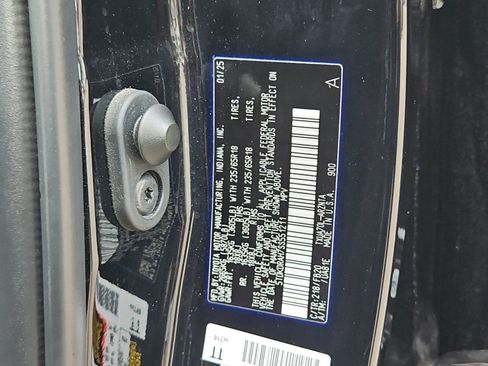 Used 2025 Toyota Highlander LE FWD image 27