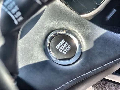 Used 2020 Toyota Highlander XLE image 28