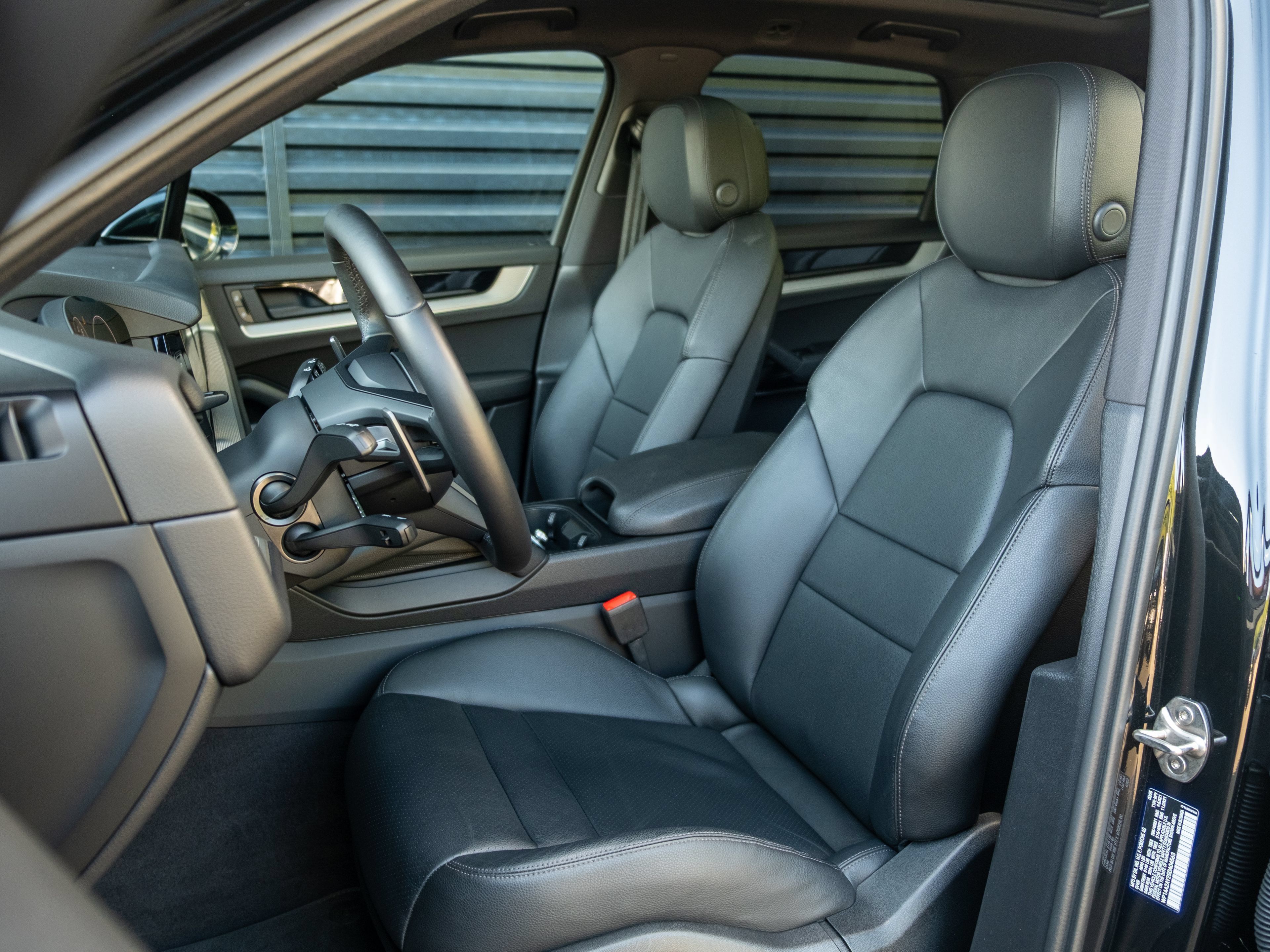 Certified 2025 Porsche Cayenne w/ Premium Package AWD/4WD image 5