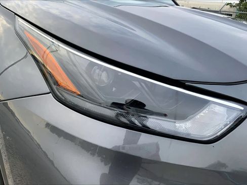 Used 2023 Toyota Highlander XLE FWD image 27
