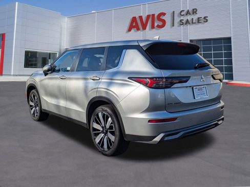 Used 2025 Mitsubishi Outlander SE image 9