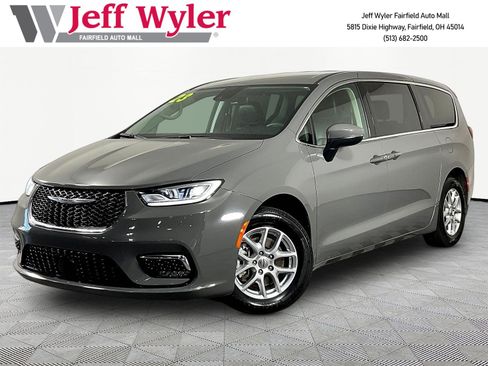 Used 2023 Chrysler Pacifica Touring-L FWD image 1