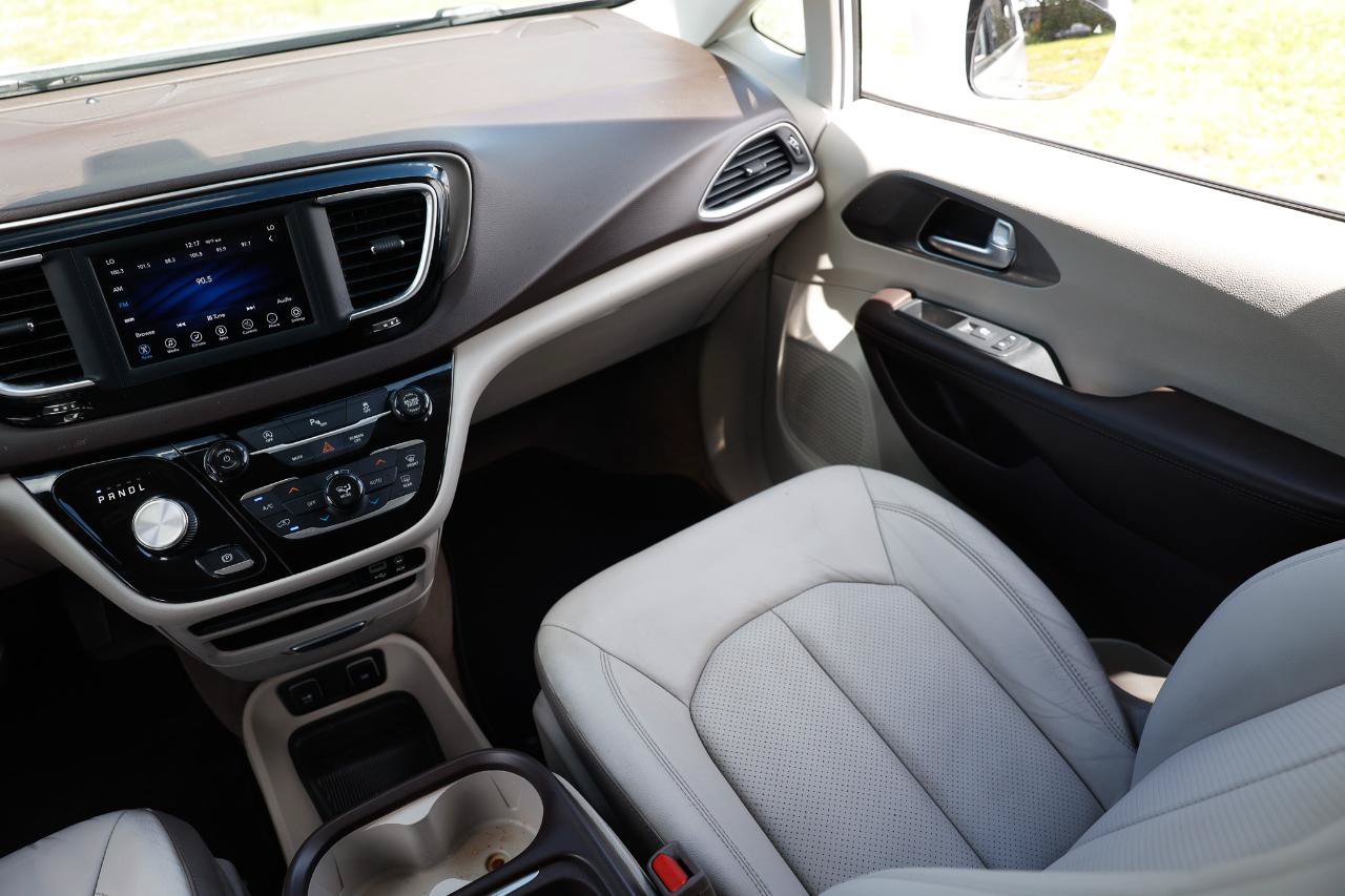 Used 2018 Chrysler Pacifica Touring-L FWD image 20