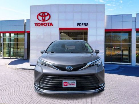 Used 2023 Toyota Sienna XLE image 7