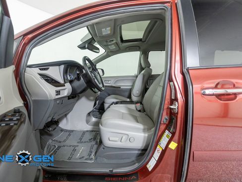 Used 2019 Toyota Sienna XLE w/ XLE Navigation Package AWD/4WD image 11