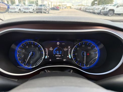 Used 2017 Chrysler Pacifica Limited w/ UConnect Theater Package FWD image 33
