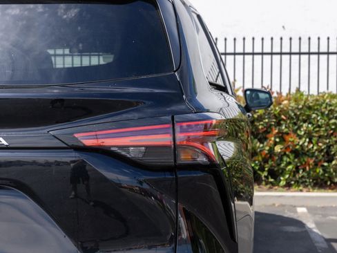 Used 2024 Toyota Sienna Limited image 9