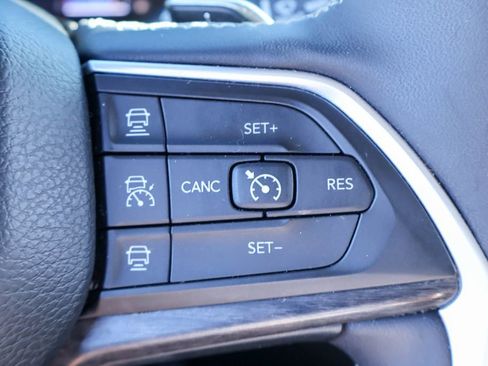 Used 2023 Jeep Grand Cherokee Limited w/ Luxury Tech Group II image 13