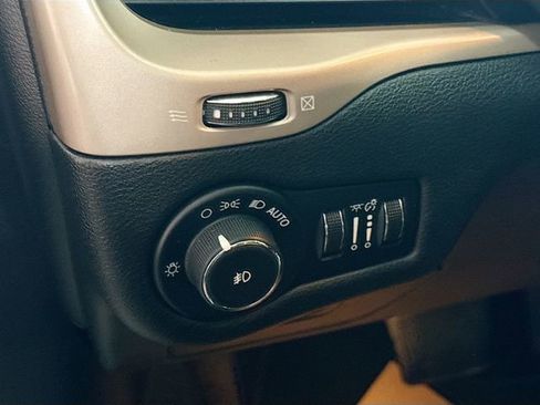 Used 2016 Jeep Cherokee Limited image 11